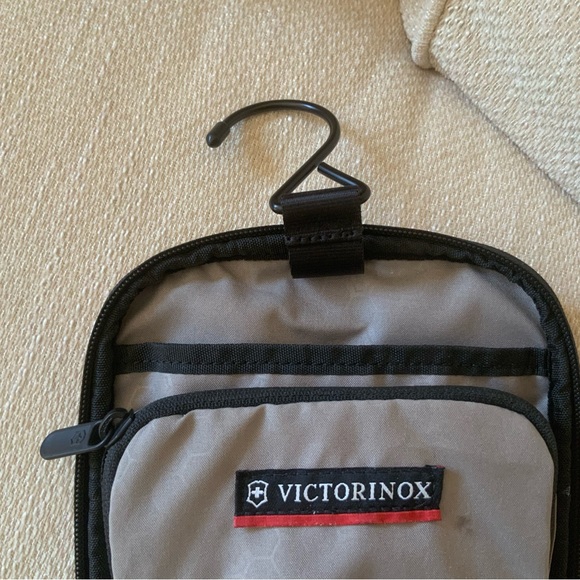 Victorinox 7 piece Toiletry Bag, Packing Cube and Packing Sleeve set - Picture 12 of 14